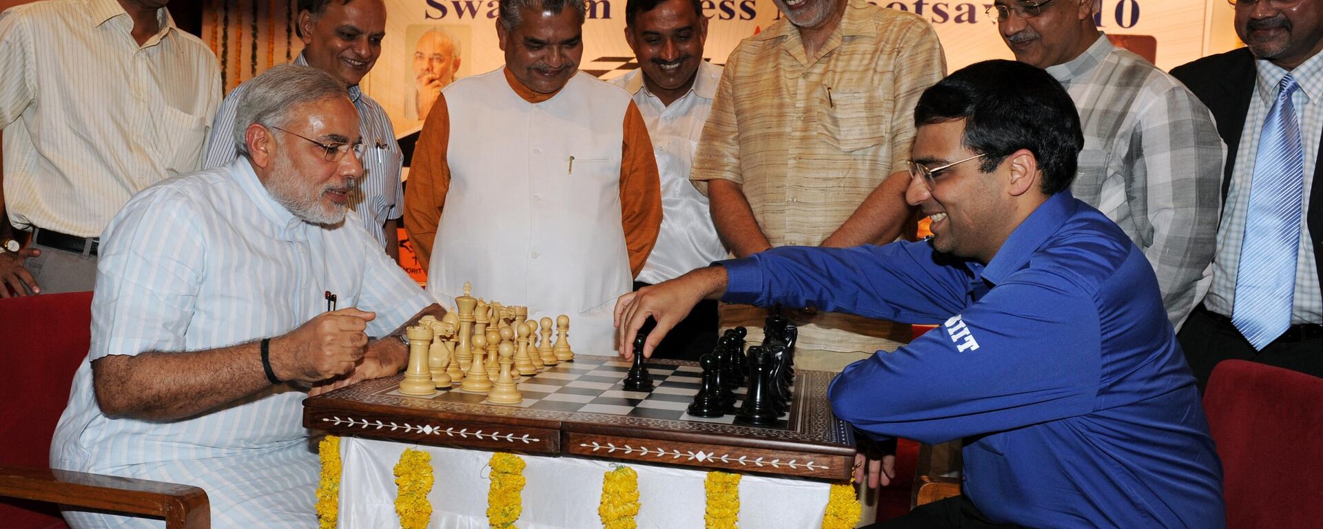 Индийский политик Нарендра Моди во время игры в шахматы, 2010 год  - Sputnik भारत, 1920, 20.07.2023