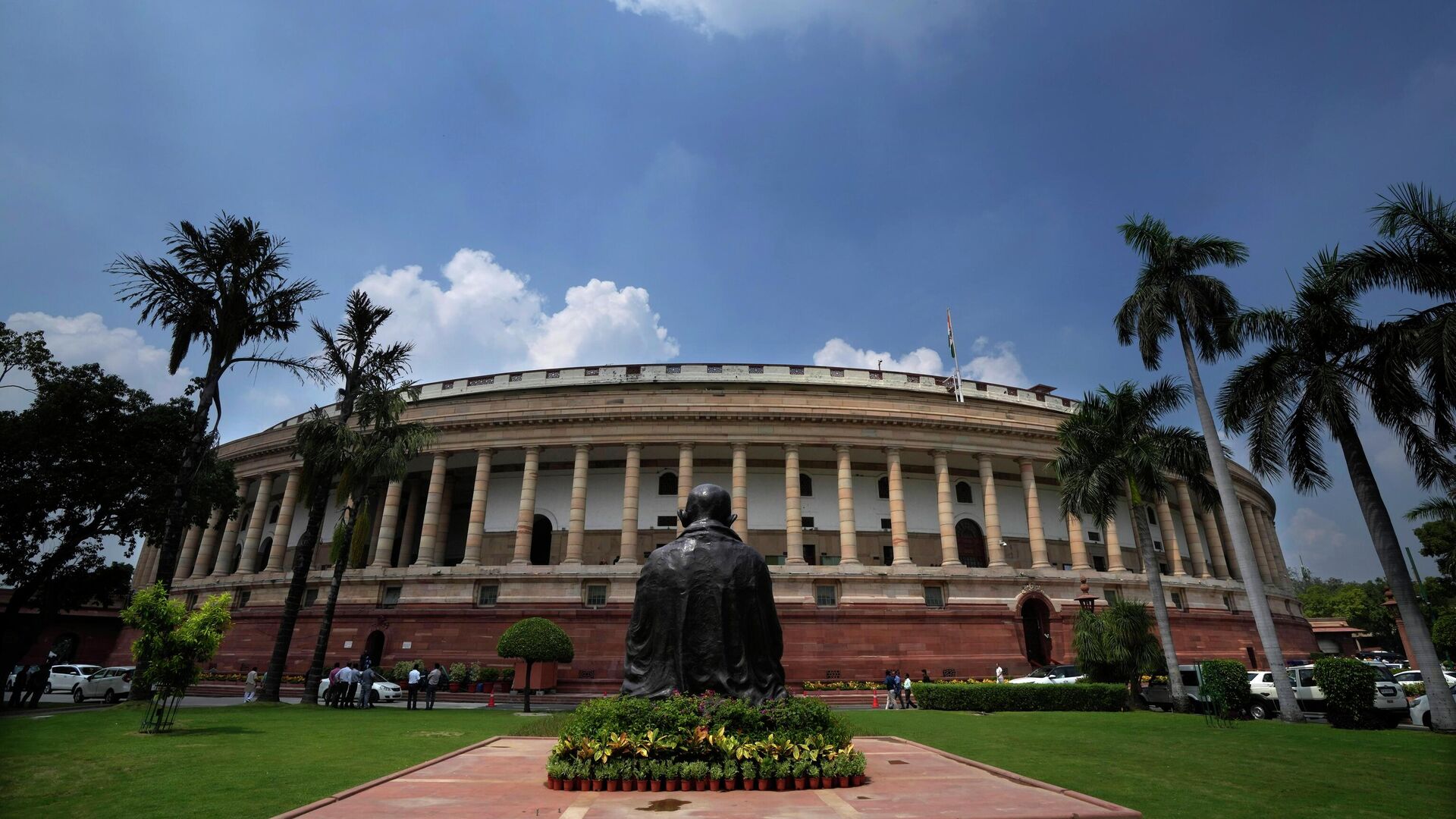 A statue of Mahatma Gandhi sits in front of the old Parliament House on the opening day of the monsoon session of the Indian parliament - Sputnik India, 1920, 13.09.2023