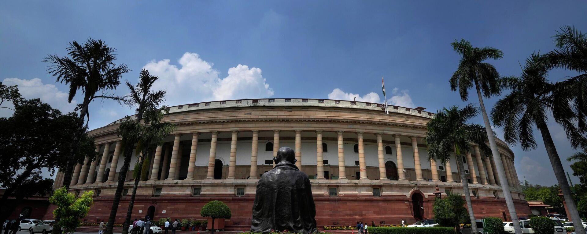 A statue of Mahatma Gandhi sits in front of the old Parliament House on the opening day of the monsoon session of the Indian parliament - Sputnik India, 1920, 13.09.2023