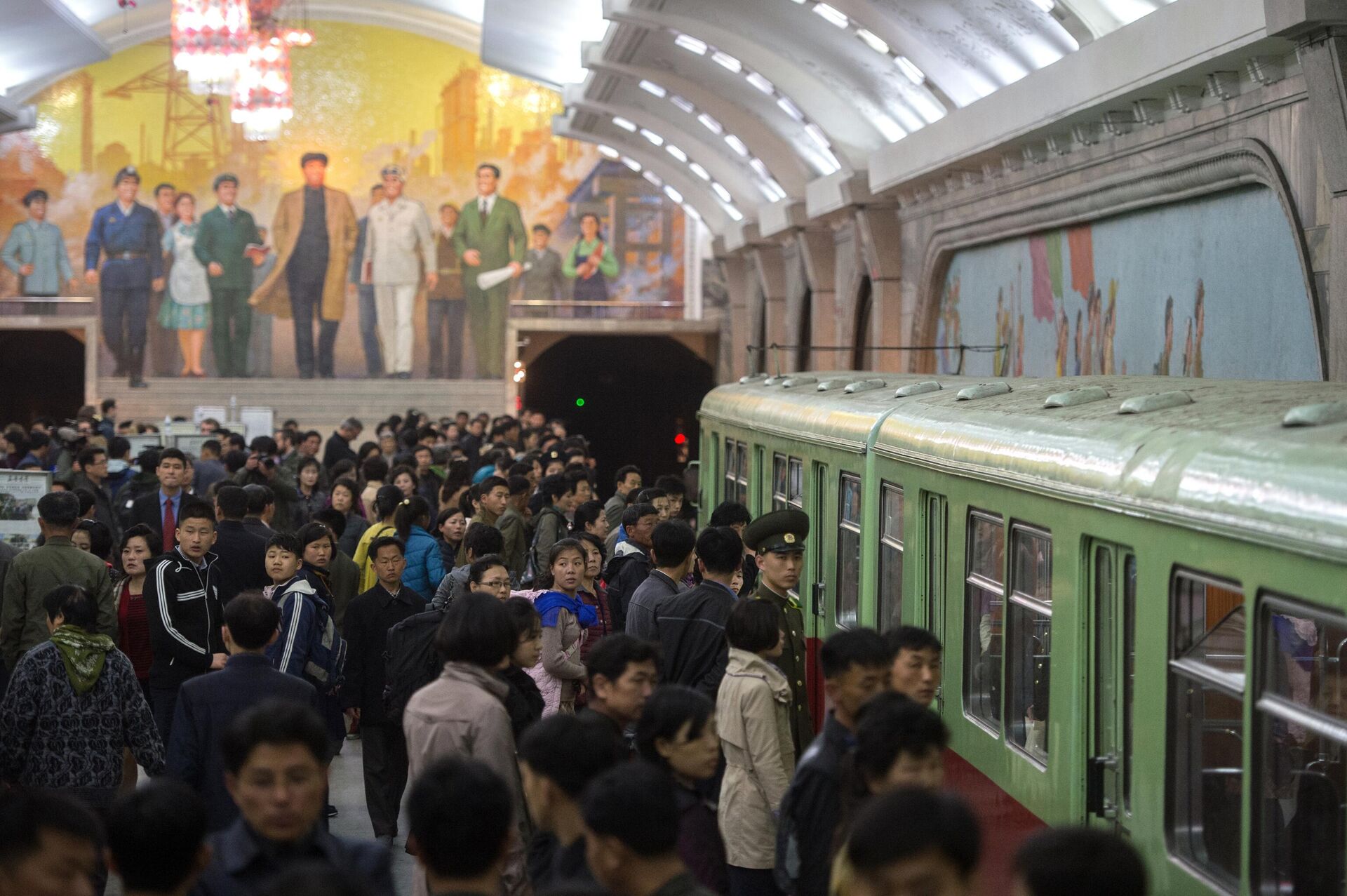 Passengers on the metro station platform in Pyongyang - Sputnik भारत, 1920, 20.07.2023