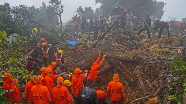 Rescuers work at a site of a landslide triggered by torrential rains in Raigad district, western Maharashtra state - Sputnik India