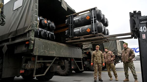 Ukrainian servicemen load a truck with the FGM-148 Javelin, American man-portable anti-tank missile provided by US to Ukraine as part of a military support, upon its delivery at Kiev's airport Borispol on February 11, 2022 - Sputnik India