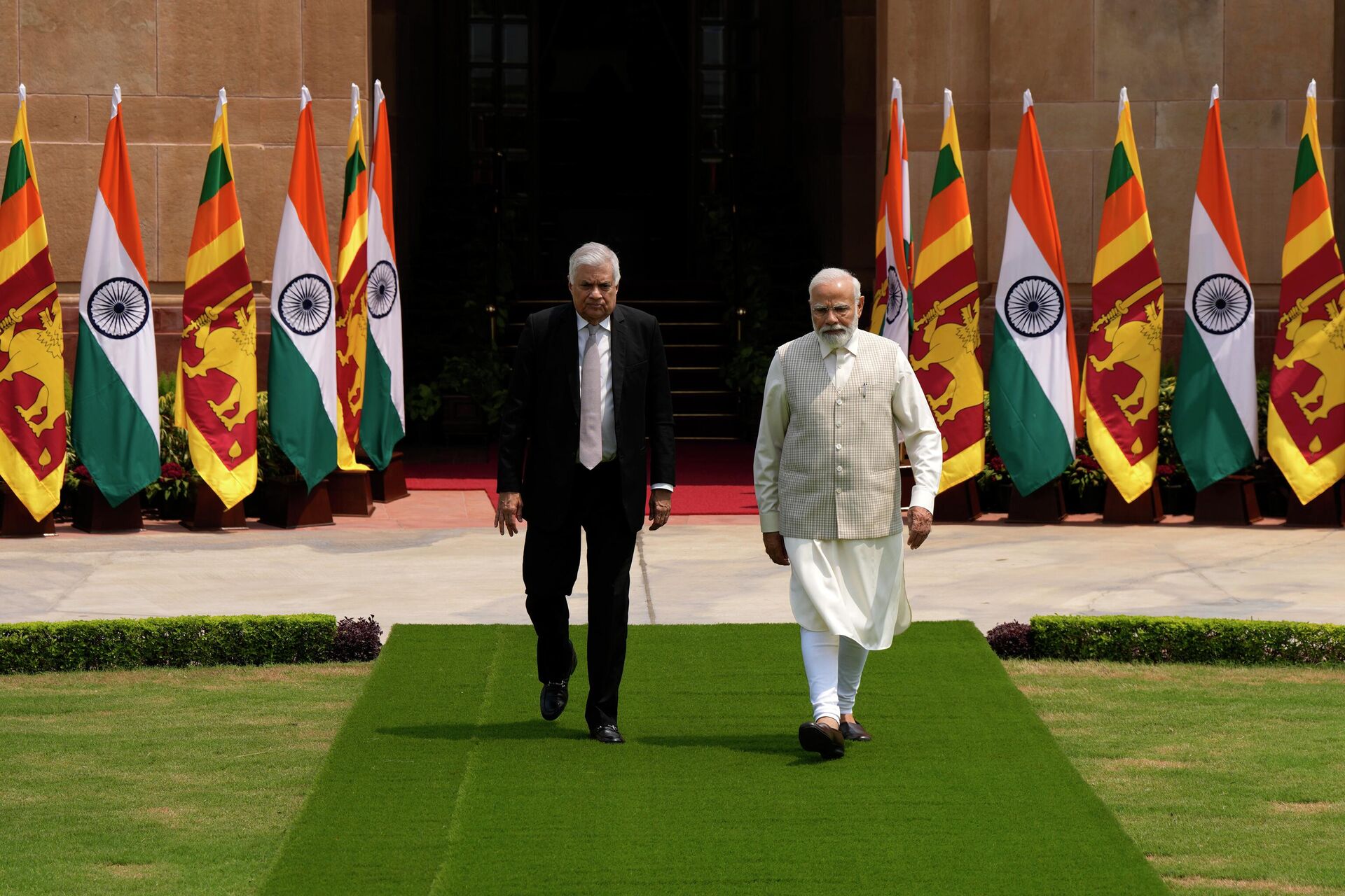 Indian Prime Minister Narendra Modi welcomes Sri Lankan President Ranil Wickremesinghe - Sputnik India, 1920, 29.11.2023