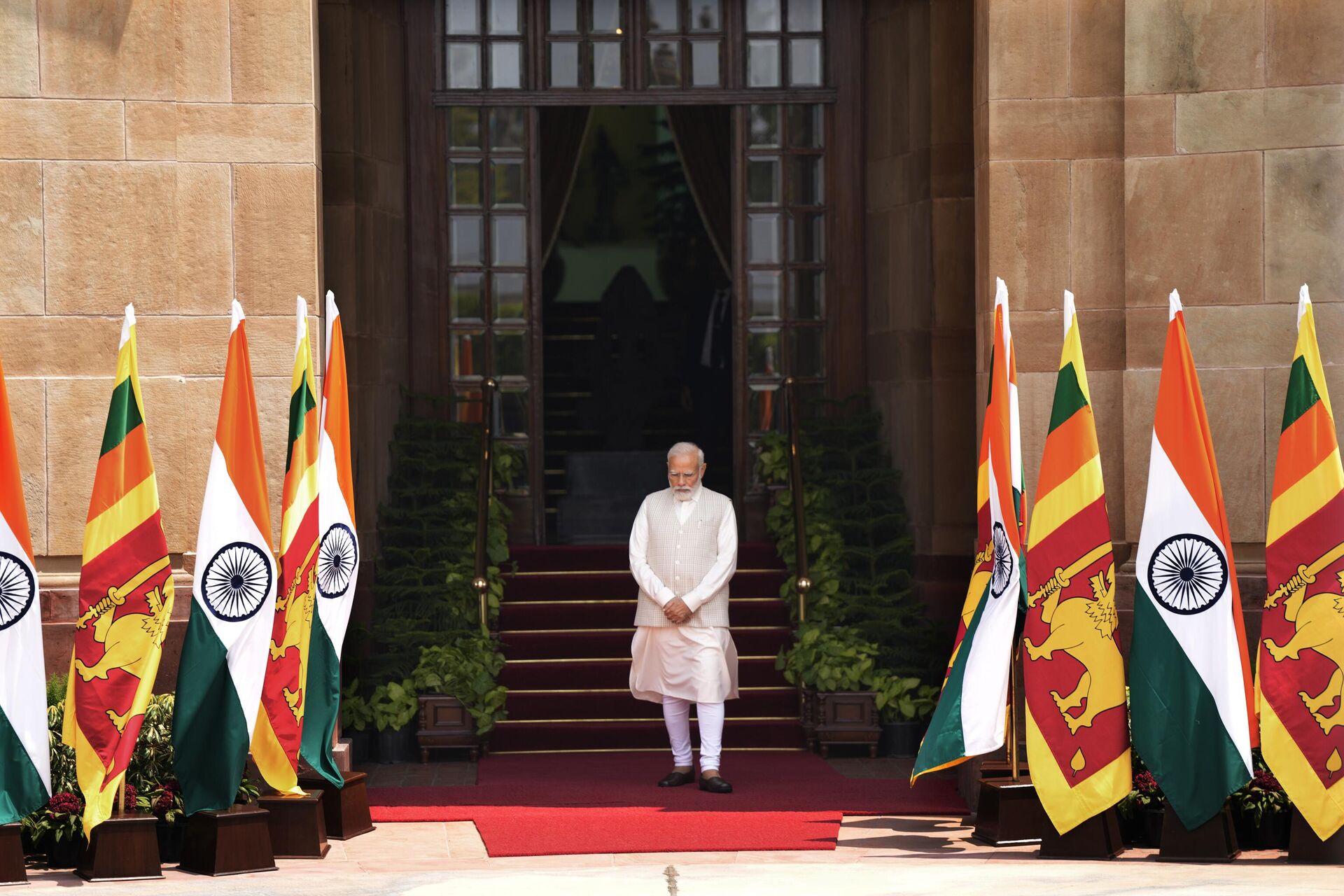 Indian Prime Minister Narendra Modi waits for the arrival of Sri Lankan President Ranil Wickremesinghe - Sputnik India, 1920, 21.07.2023