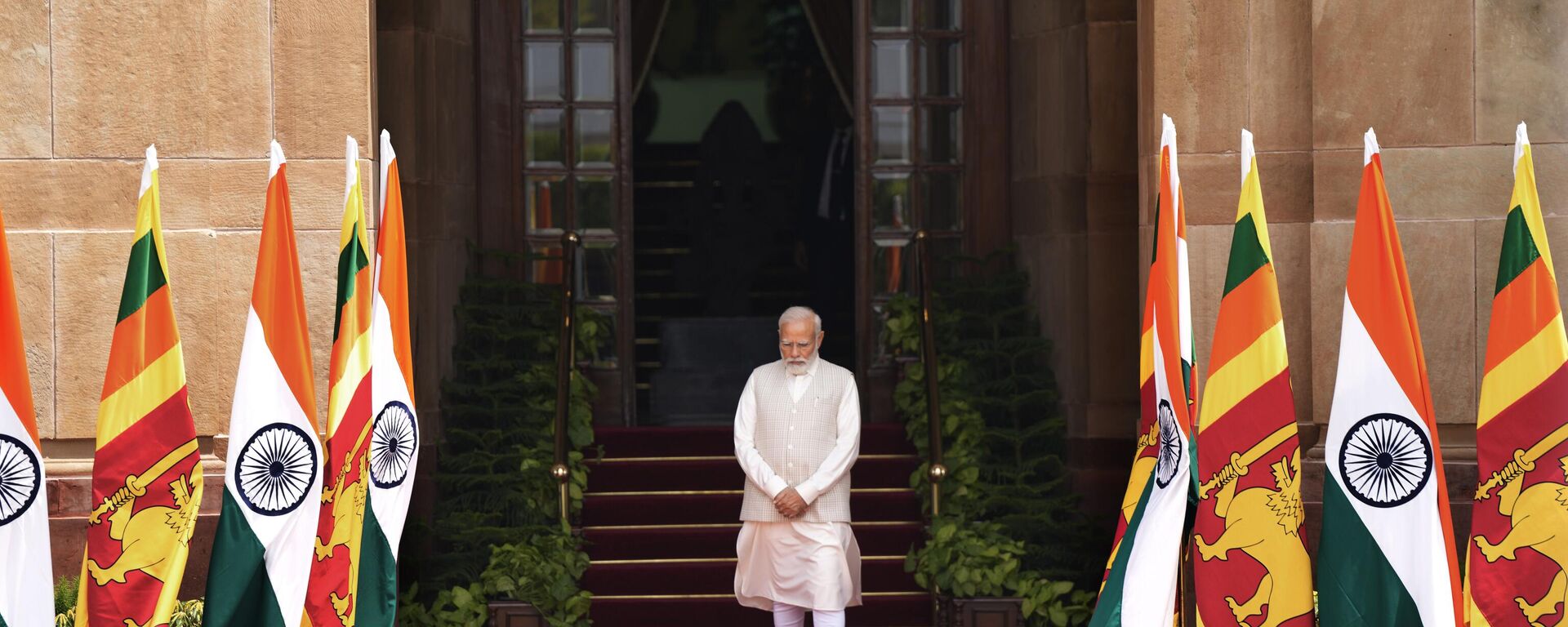Indian Prime Minister Narendra Modi waits for the arrival of Sri Lankan President Ranil Wickremesinghe - Sputnik भारत, 1920, 28.10.2023