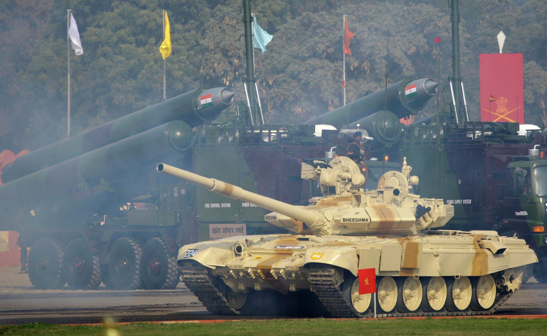 An Indian Army Bhishma tank, the locally assembled version of the T-90S tank, rolls in front of vehicle mounted Brahmos missiles during Army Day parade in New Delhi, India, Thursday, Jan. 15, 2009. - Sputnik India, 1920, 26.04.2024