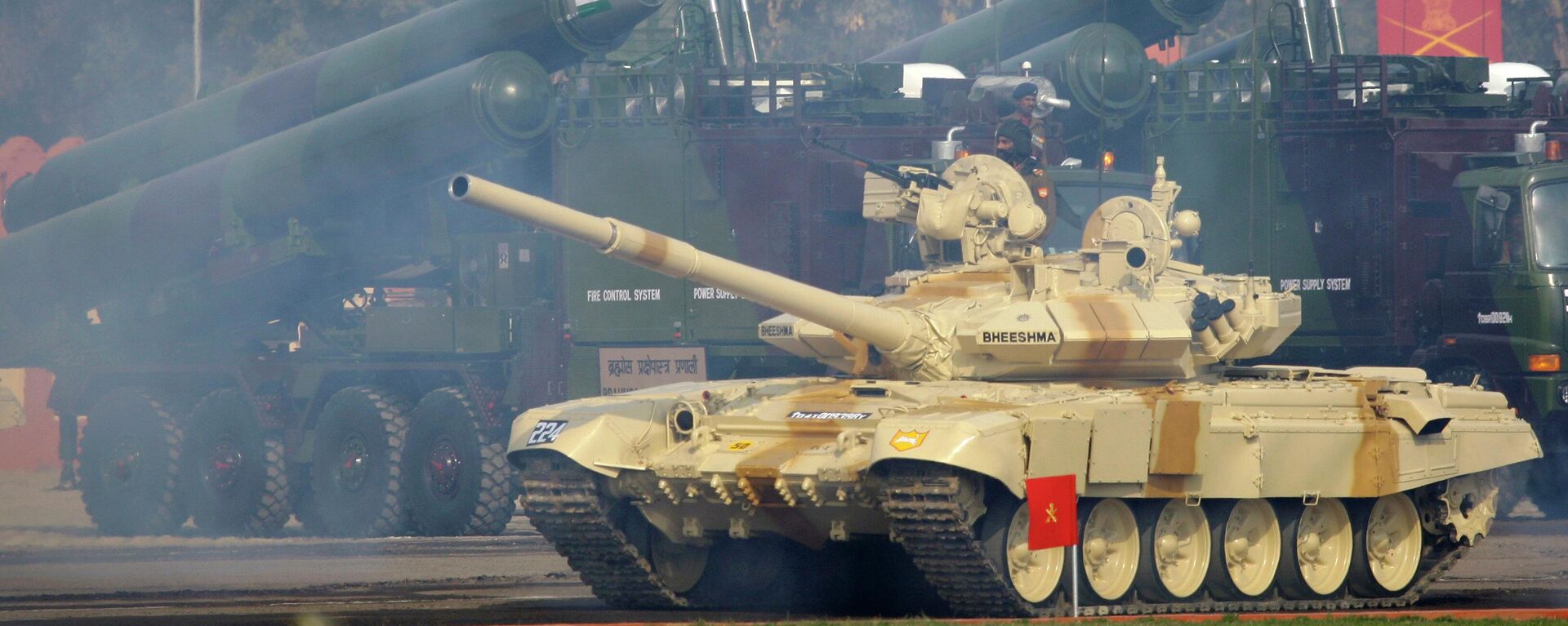 An Indian Army Bhishma tank, the locally assembled version of the T-90S tank, rolls in front of vehicle mounted Brahmos missiles during Army Day parade in New Delhi, India, Thursday, Jan. 15, 2009. - Sputnik भारत, 1920, 24.07.2024