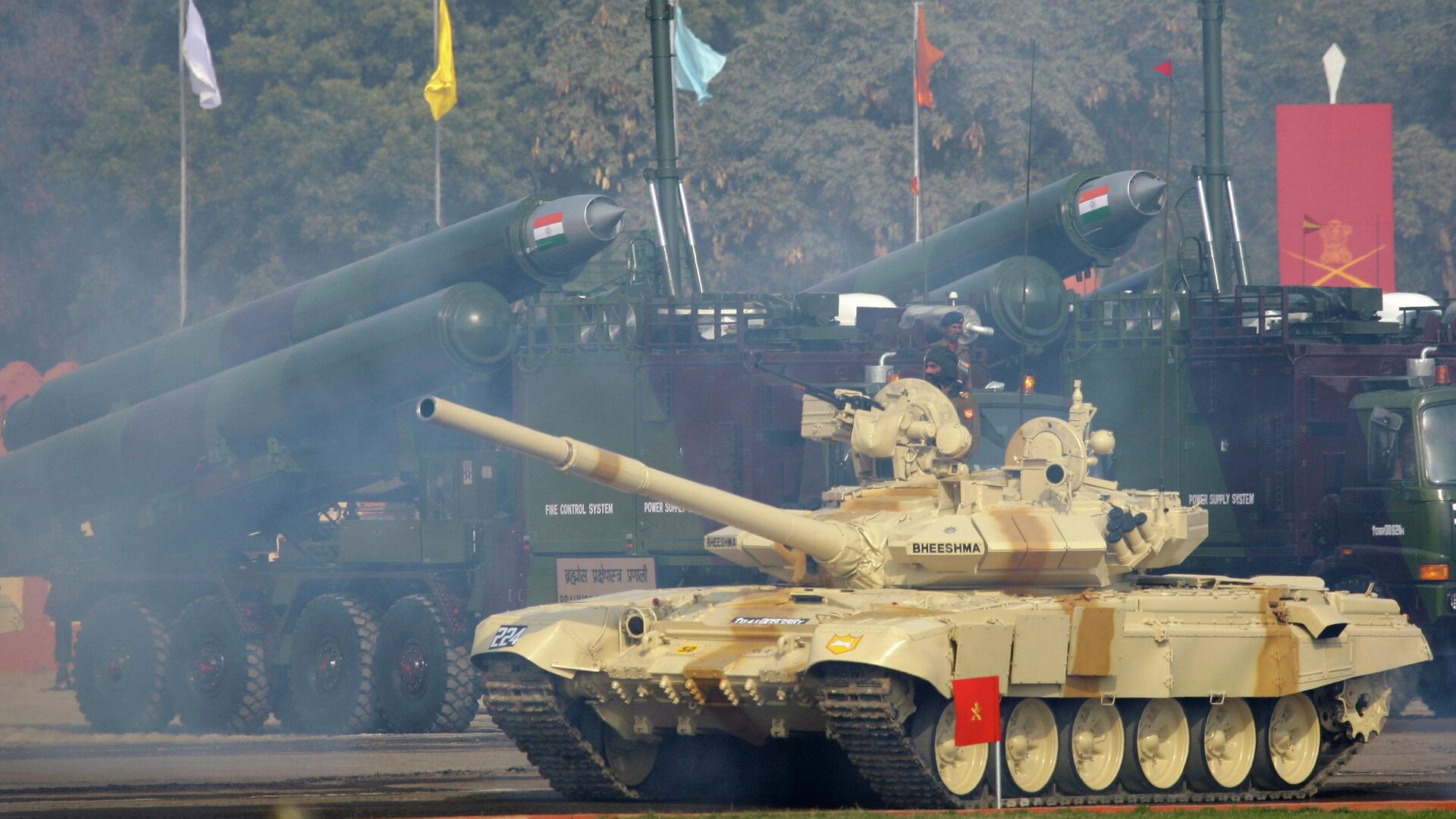 An Indian Army Bhishma tank, the locally assembled version of the T-90S tank, rolls in front of vehicle mounted Brahmos missiles during Army Day parade in New Delhi, India, Thursday, Jan. 15, 2009. - Sputnik भारत, 1920, 18.09.2023