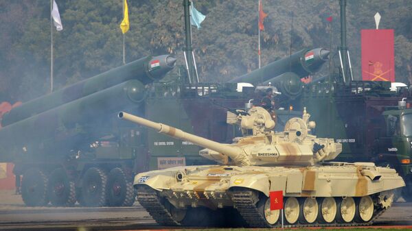 An Indian Army Bhishma tank, the locally assembled version of the T-90S tank, rolls in front of vehicle mounted Brahmos missiles during Army Day parade in New Delhi, India, Thursday, Jan. 15, 2009. - Sputnik भारत