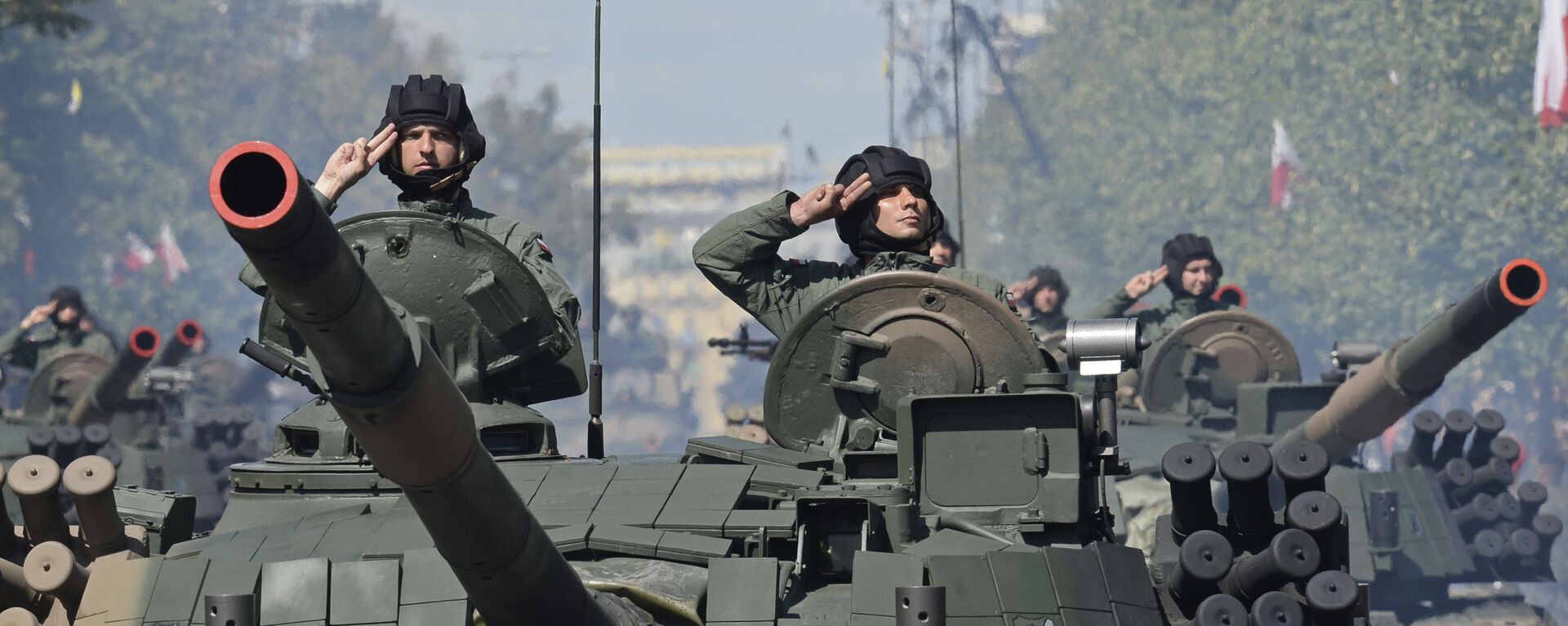 Polish Army soldiers salute as tanks roll on one of the city's main streets during a yearly military parade celebrating the Polish Army Day, in Warsaw, Poland. File photo. - Sputnik भारत, 1920, 21.07.2023