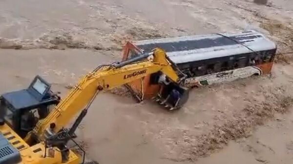 Bus got stuck in a flooded river in India’s Uttar Pradesh state - Sputnik India