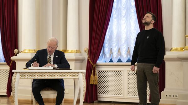 Президент США Джо Байден подписывает гостевую книгу во время своей встречи с президентом Украины Владимиром Зеленским в Мариинском дворце во время необъявленного визита в Киев - Sputnik India