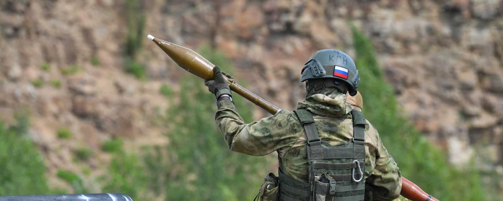 A Russian serviceman prepares to fire a grenade launcher during an intensive training of scouts of the Yug group of forces at a training ground, as Russia's military operation in Ukraine continues, in Donetsk People's Republic, Russia. - Sputnik भारत, 1920, 24.08.2023