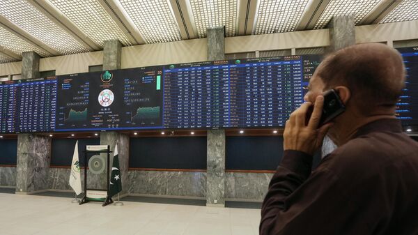 A broker monitors market index at Karachi Stock Exchange, in Karachi, Pakistan - Sputnik India