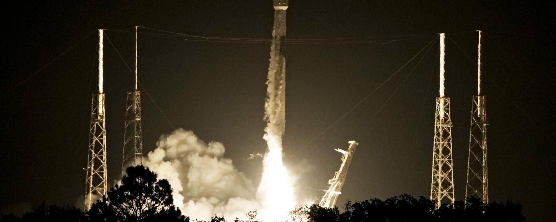 A SpaceX Falcon 9 rocket with a payload of Starlink V2 Mini internet satellites lifts off from Launch Complex 40 at the Cape Canaveral Space Force Station in Cape Canaveral, Fla., late Sunday, July 23, 2023. - Sputnik India, 1920, 04.10.2023