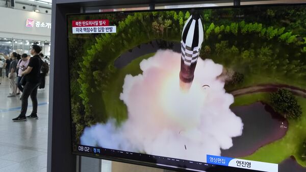 A TV screen shows a file image of North Korea's missile launch during a news program at the Seoul Railway Station in Seoul, South Korea, Tuesday, July 25, 2023. North Korea fired two short-range ballistic missiles into its eastern sea, South Korea's military said Tuesday, adding to a recent streak in weapons testing that is apparently in protest of the U.S. sending major naval assets to South Korea in a show of force.  - Sputnik भारत