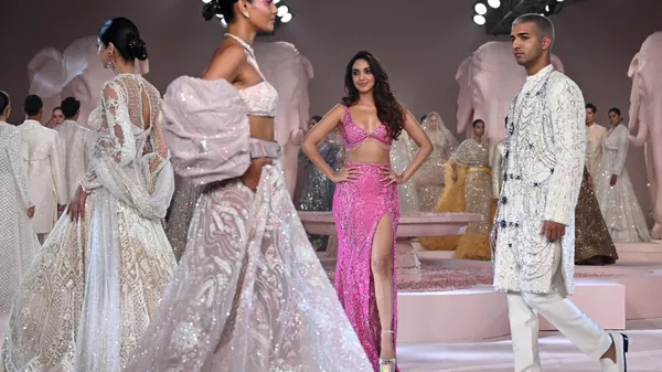 Модели на показе мод дизайнера Falguni Shane Peacock на Неделе моды FDCI India Couture в Нью-Дели  - Sputnik India