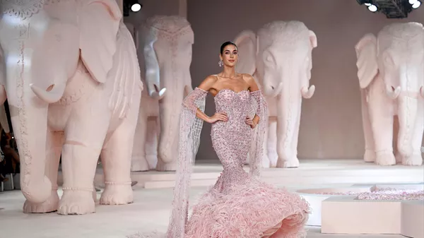 Модель на показе мод дизайнера Falguni Shane Peacock на Неделе моды FDCI India Couture в Нью-Дели  - Sputnik भारत