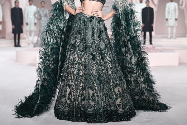 Модель на показе мод дизайнера Falguni Shane Peacock на Неделе моды FDCI India Couture в Нью-Дели  - Sputnik India