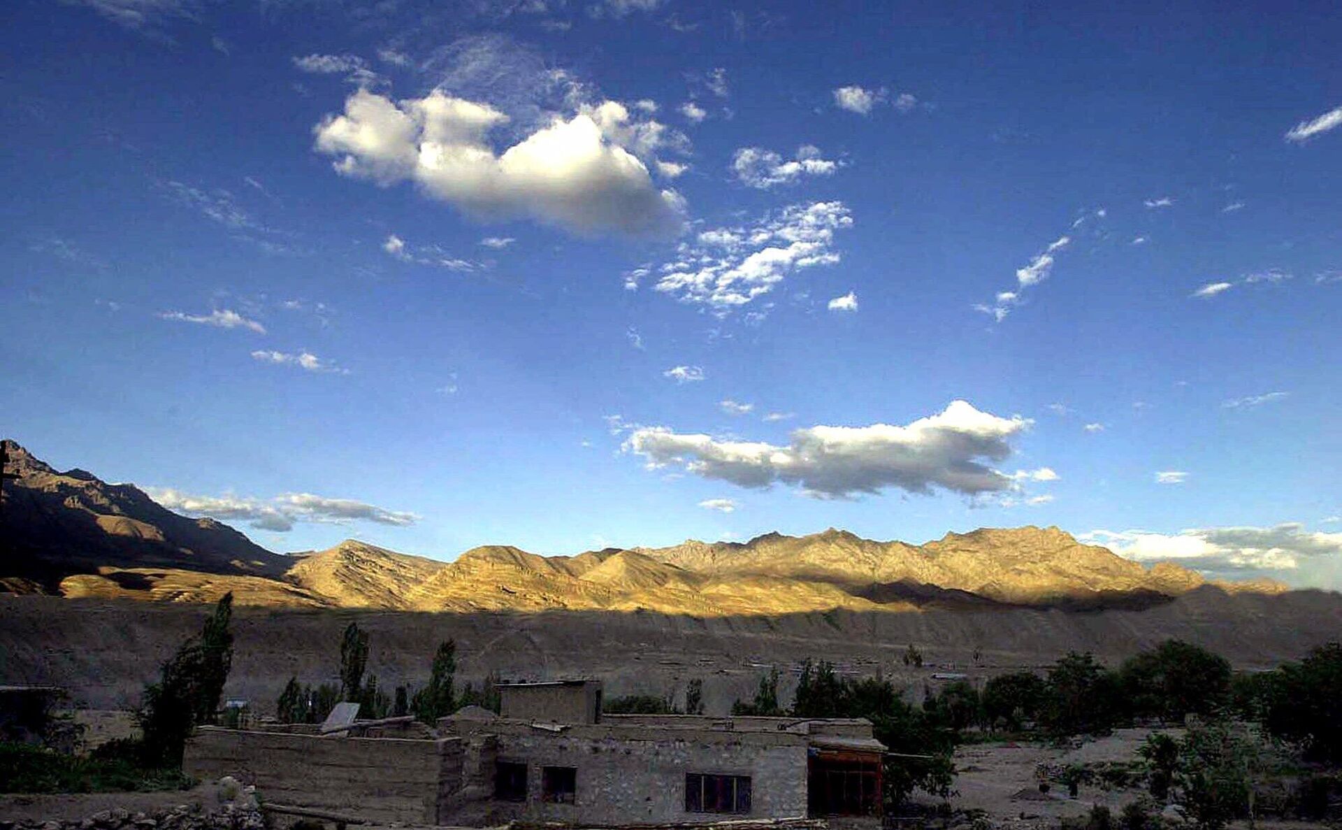 The view of the frontier from the Indian border town of Kargil, in northern most Jammu and Kashmir,  battered  in 1999 by Pakistani artillery shells, is seen Wednesday, June 19, 2001. - Sputnik India, 1920, 11.08.2023