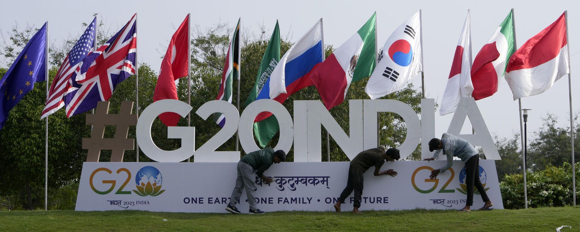 Workers install a logo ahead of G20 meeting in Gandhinagar, India - Sputnik India, 1920, 25.08.2023
