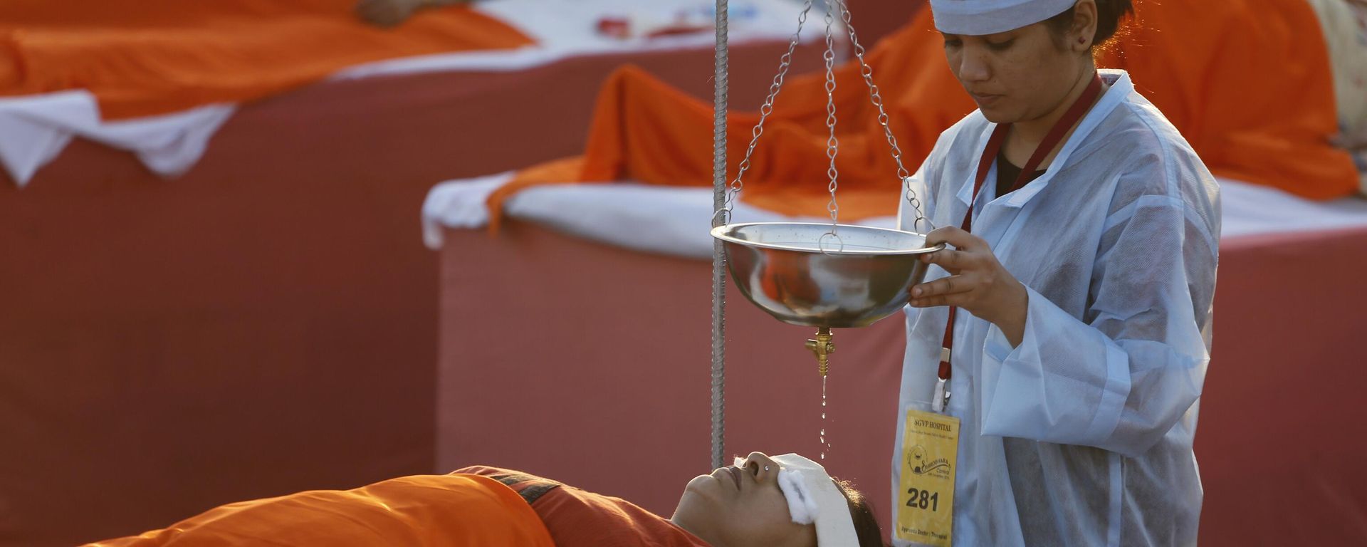 Indians participate in an attempt to create a world record of mass Shirodhara, an Ayurveda therapy that involves gently pouring meditated oil over the forehead - Sputnik भारत, 1920, 31.07.2026
