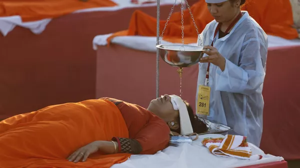 Indians participate in an attempt to create a world record of mass Shirodhara, an Ayurveda therapy that involves gently pouring meditated oil over the forehead - Sputnik भारत