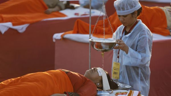 Indians participate in an attempt to create a world record of mass Shirodhara, an Ayurveda therapy that involves gently pouring meditated oil over the forehead - Sputnik भारत