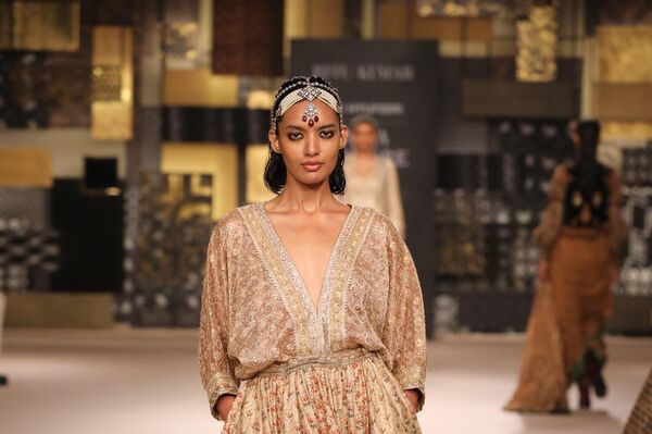 Models walk the ramp as they unveil the new collection by celebrity fashion designer Ritu Kumar at India Couture Week in Delhi - Sputnik India