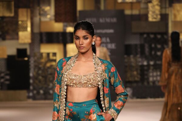 Models walk the ramp as they unveil the new collection by celebrity fashion designer Ritu Kumar at India Couture Week in Delhi - Sputnik India