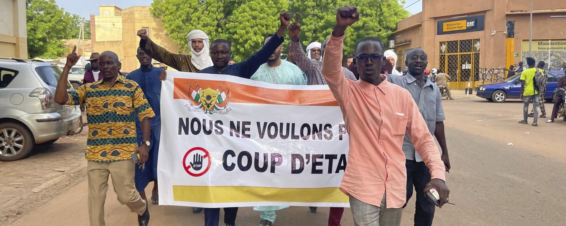 Supporters of Nigerien President Mohamed Bazoum demonstrate in his support in Niamey, Niger, Wednesday July 26, 2023. Governing bodies in Africa condemned what they characterized as a coup attempt Wednesday against Niger's president, whose official Twitter account reported that elements of the presidential guard engaged in an anti-Republican demonstration and tried to obtain the support of other security forces.  - Sputnik भारत, 1920, 27.07.2023