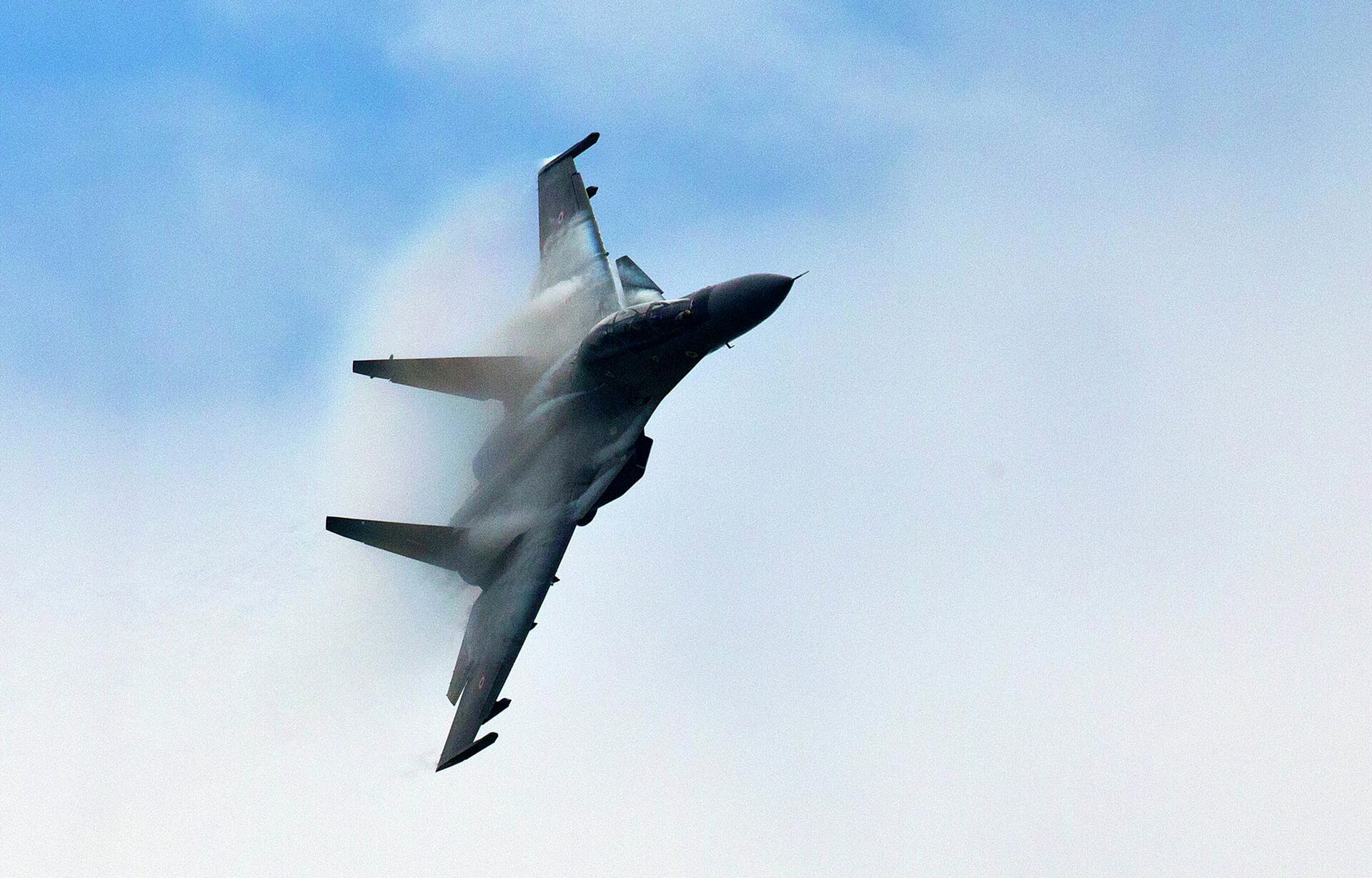 A Sukhoi SU-30 displays its skills during an air show ahead of the anniversary of Indian Air Force and the diamond jubilee celebration of the Tezpur Air Force Station in Tezpur, India, Thursday, Sept. 26, 2019 - Sputnik India, 1920, 27.07.2023