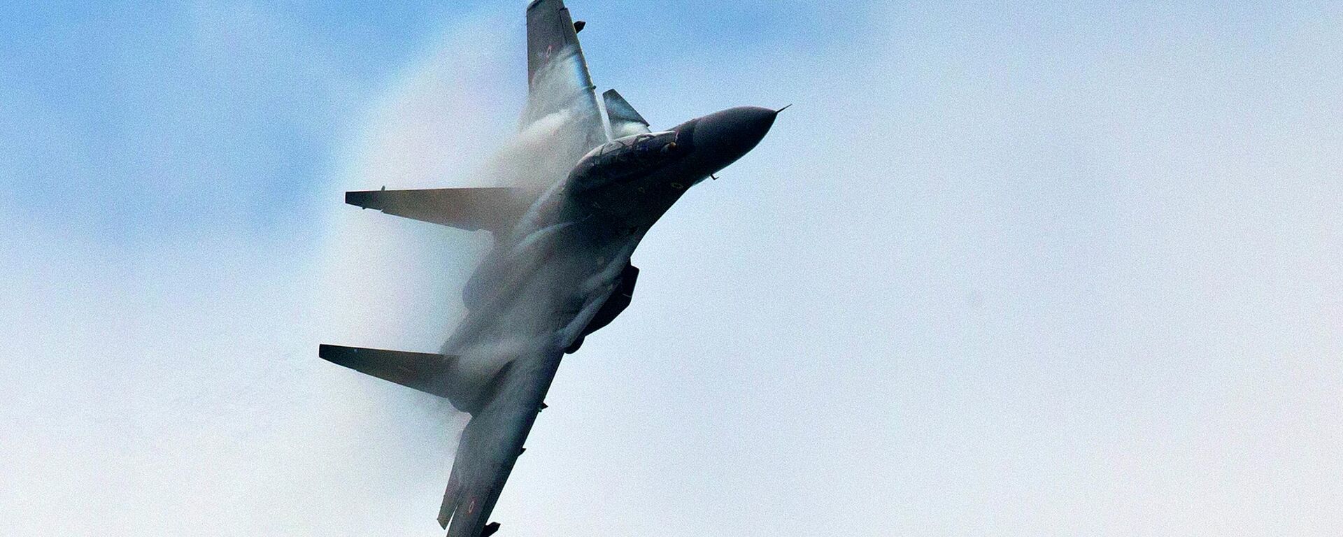 A Sukhoi SU-30 displays its skills during an air show ahead of the anniversary of Indian Air Force and the diamond jubilee celebration of the Tezpur Air Force Station in Tezpur, India, Thursday, Sept. 26, 2019 - Sputnik भारत, 1920, 03.10.2023