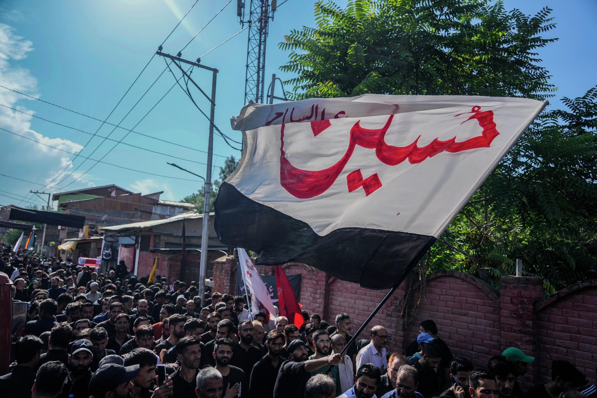 Kashmiri Shiite Muslims participate in a Muharram procession in Srinagar, Indian controlled Kashmir, Wednesday, July 26, 2023. Muharram is a month of mourning for Shiite Muslims in remembrance of the martyrdom of Imam Hussein, the grandson of the Prophet Muhammad. - Sputnik भारत, 1920, 27.07.2023