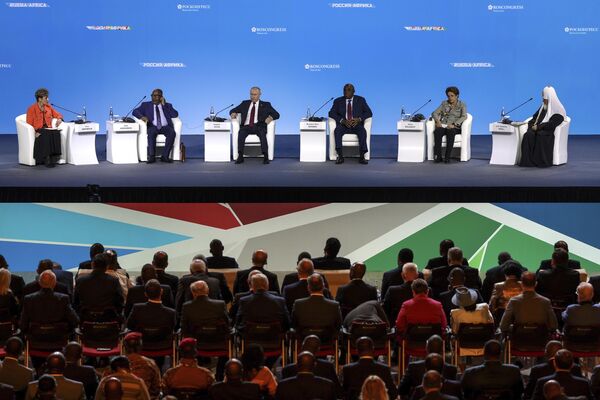 बाएं से: रूसी विज्ञान अकादमी में अफ्रीकी अध्ययन संस्थान के निदेशक इरीना अब्रामोवा, अफ्रीकी संघ के अध्यक्ष, कोमोरोस संघ के अध्यक्ष अज़ाली असौमानी, रूसी राष्ट्रपति व्लादिमीर पुतिन, अफ्रीकी निर्यात-आयात बैंक के निदेशक मंडल के अध्यक्ष (अफ़्रेक्सिम्बैंक) बेनेडिक्ट ओके ओरमा, न्यू डेवलपमेंट बैंक के अध्यक्ष डिल्मा रूसेफ और रूसी ऑर्थोडॉक्स चर्च के प्रमुख पैट्रिआर्क किरिल, गुरुवार, 27 जुलाई, 2023 को सेंट पीटर्सबर्ग, रूस में रूस-अफ्रीका शिखर सम्मेलन और आर्थिक और मानवीय मंच के पूर्ण सत्र में भाग लेते हैं।(Yegor Aleyev/TASS Host Photo Agency Pool Photo via AP) - Sputnik भारत