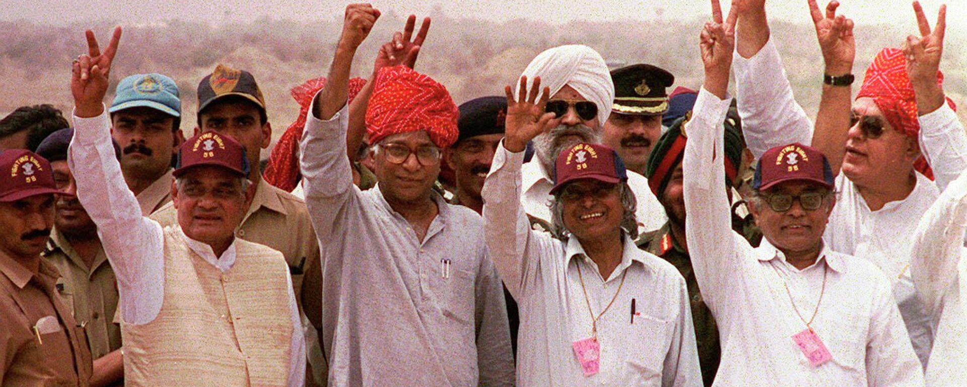 Indian Prime Minister Atal Bihari Vajpayee, second left, Defense Minister George Fernandes, center, founder of the Indian nuclear program A.P.J. Abdul Kalam, center right, and Atomic Energy Chief R. Chidambaram display the victory symbol during a visit to the Shakti 1 test site, where India tested nuclear devices a week earlier, in Pokhran, India, May 20, 1998 - Sputnik India, 1920, 28.07.2023