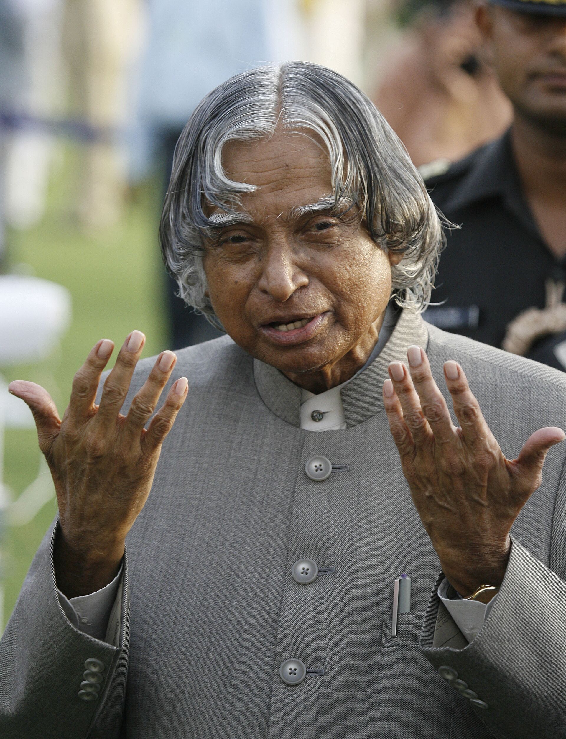India's outgoing President A P J Abdul Kalam gestures while meeting guests during a reception at the Presidential palace in New Delhi, 22 July 2007 - Sputnik India, 1920, 28.07.2023