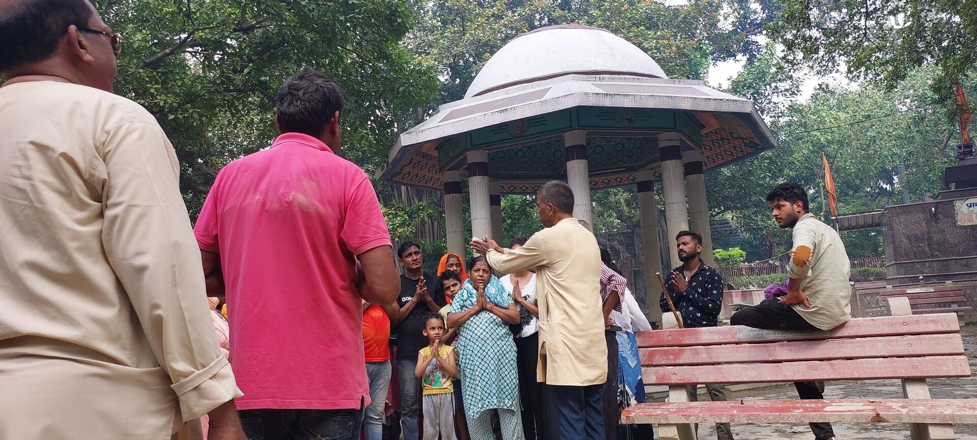 A Purohit (funeral priest) explaining some rituals to the mourning family and relatives of the deceased at the cremation ground - Sputnik India, 1920, 29.07.2023