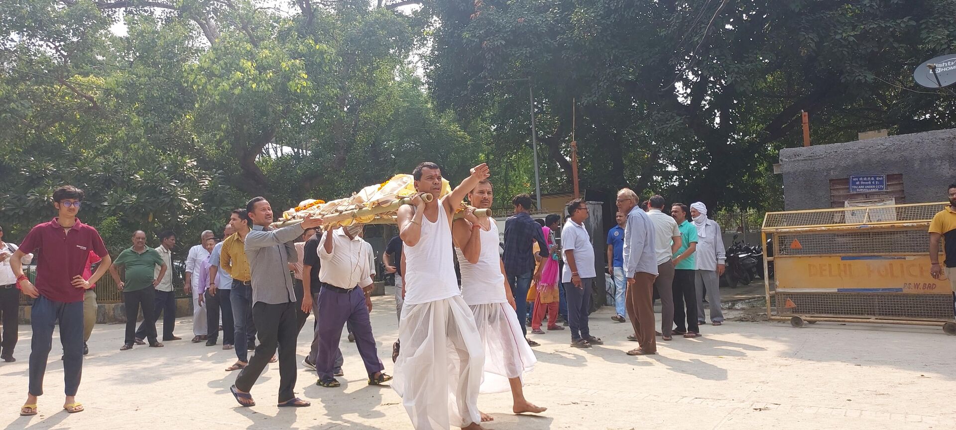 Family members bringing a dead body to the cremation ground as per Hindu customs - Sputnik India, 1920, 29.07.2023