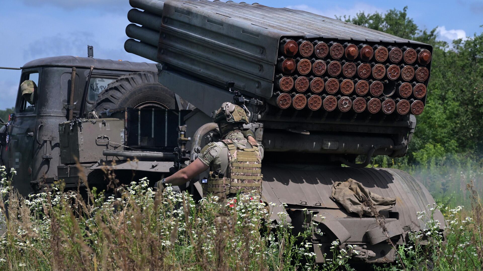 A Russian Army BM-21 Grad multiple rocket launcher fires leaflet shells towards Ukrainian positions in the course of Russia's military operation in Ukraine, in the direction of the town of Krasny Liman, Donetsk People's Republic, Russia. - Sputnik भारत, 1920, 05.10.2023
