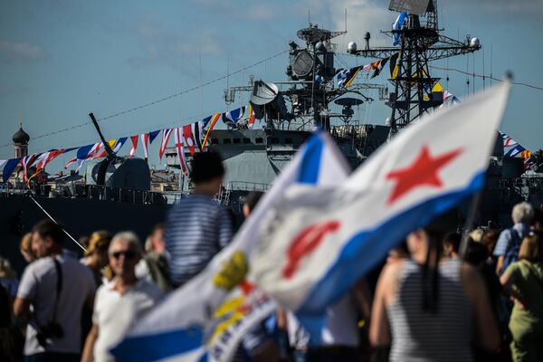 सेंट पीटर्सबर्ग में रूसी नौसेना दिवस के सम्मान में मुख्य नौसेना परेड के दौरान लोग  - Sputnik भारत