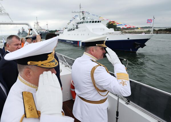 रूसी नौसेना के बाल्टिक बेड़े के कमांडर व्लादिमीर वोरोब्योव (दाएं) बाल्टियस्क में नौसेना दिवस को समर्पित परेड से सलामी प्राप्त कर रहे हैं - Sputnik भारत