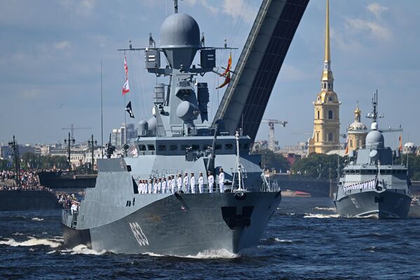 सेंट पीटर्सबर्ग में रूसी नौसेना दिवस के सम्मान में मुख्य नौसेना परेड में छोटा मिसाइल जहाज &quot;उग्लिच&quot; - Sputnik भारत