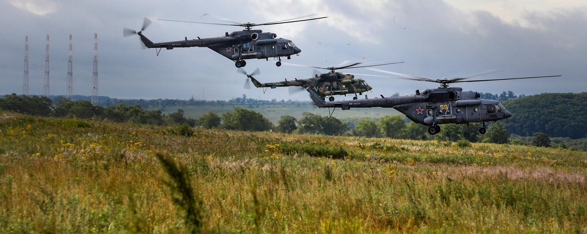 Multi-purpose Mi-8 helicopters at the strategic command and staff at the 'Vostok 2022' military maneuvers at the Sergeevsky training ground - Sputnik भारत, 1920, 31.07.2023