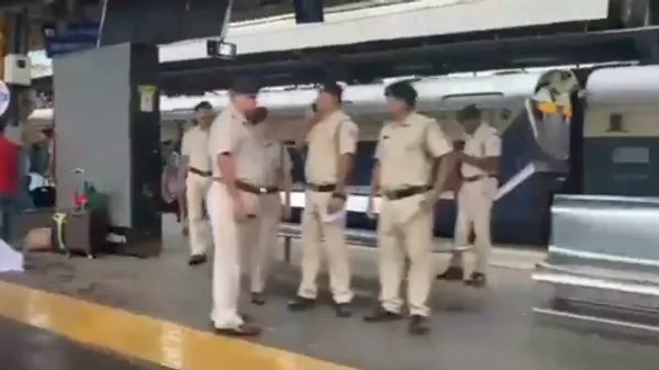 Railway Cop Opens Fire Inside Train, Killing Four  - Sputnik India