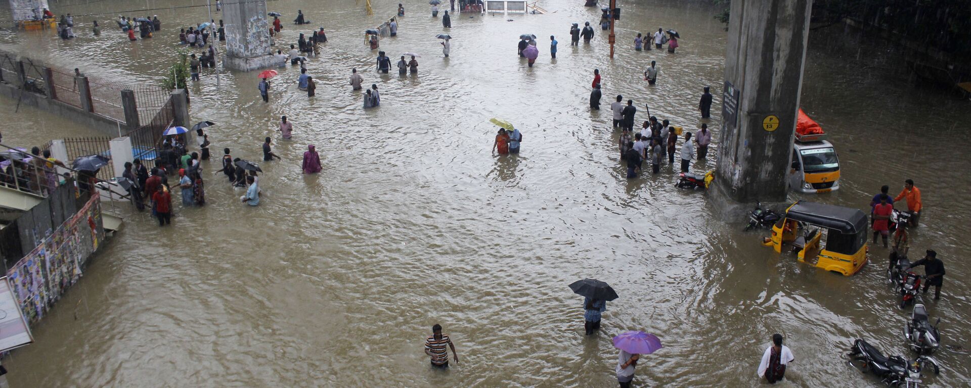 People wade through a flooded road in Chennai, Tamil Nadu, India, Wednesday, Dec. 2, 2015 - Sputnik India, 1920, 31.07.2023