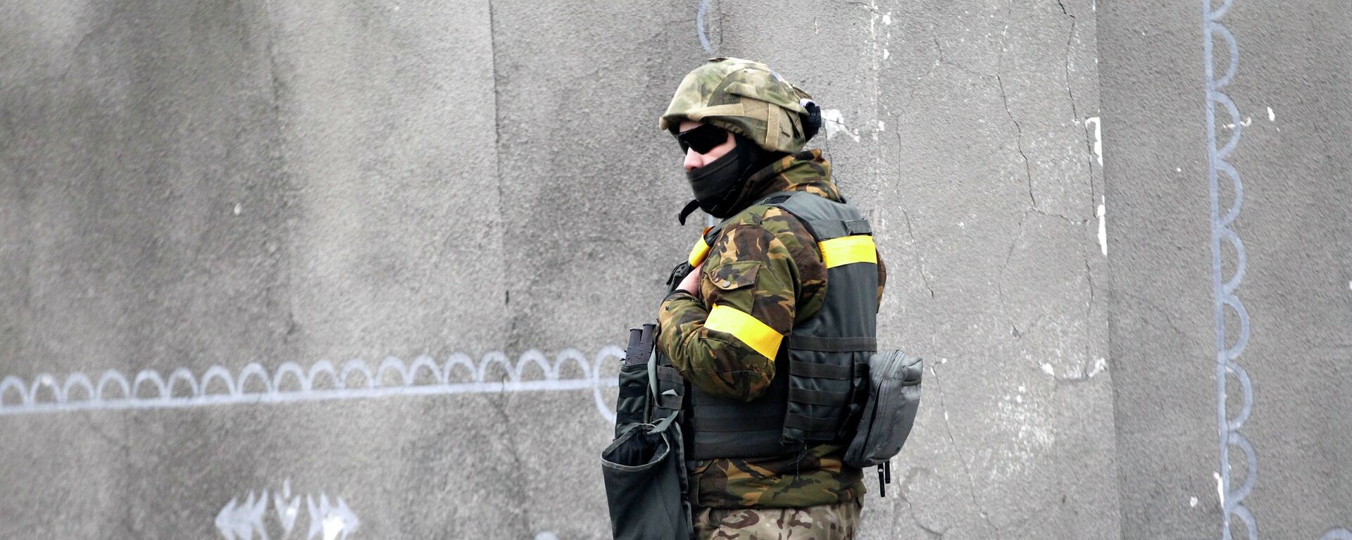 A Ukrainian government soldier stands guard in the town of Debaltseve, Ukraine - Sputnik India, 1920, 01.08.2023