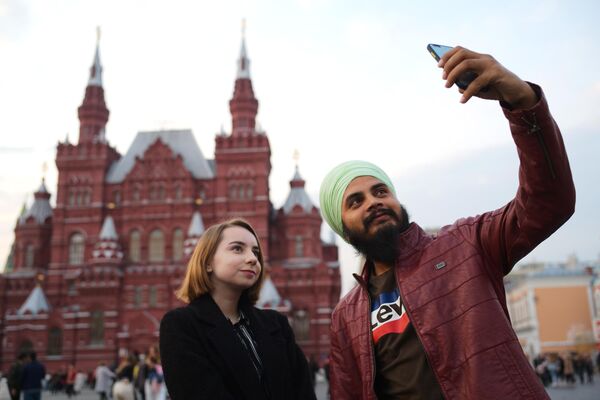 मास्को के रेड स्क्वायर पर विदेशी पर्यटक - Sputnik भारत