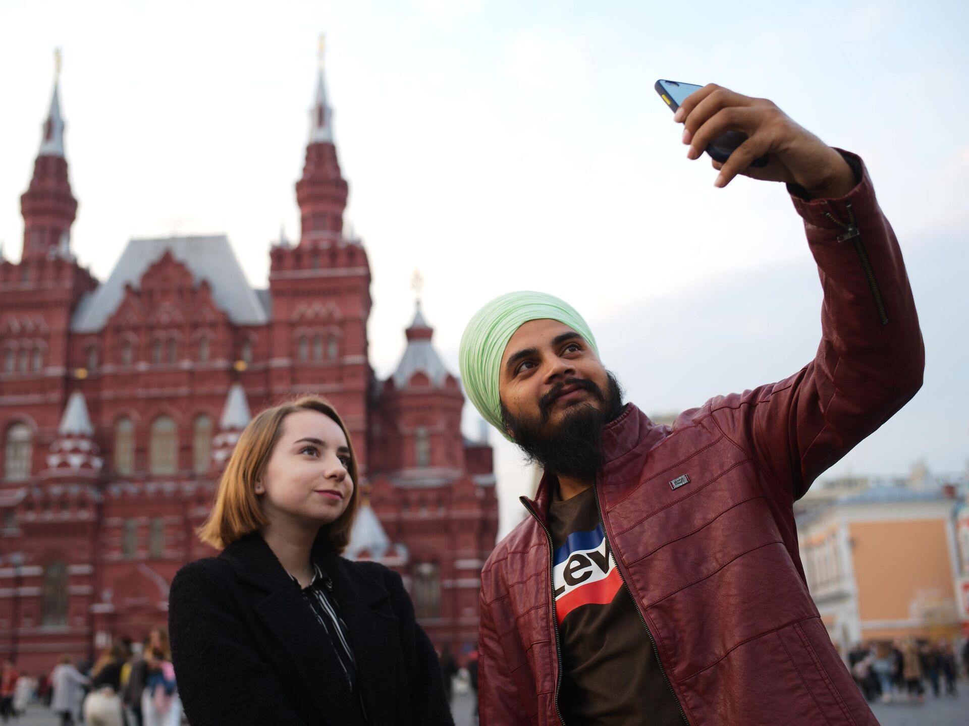 Приезжающим в москву. Иностранные туристы в России. Иностранные туристы в Москве. Туристы в Москве. Туристы на красной площади.