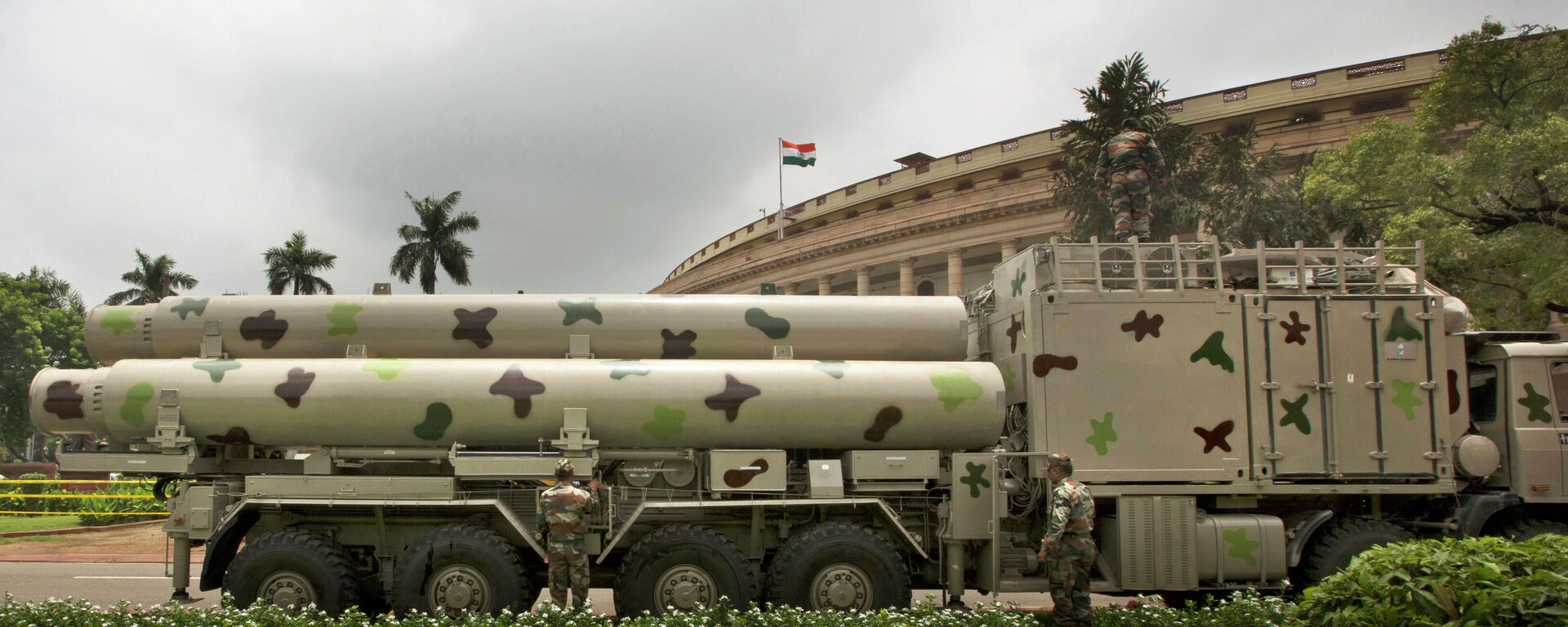 Supersonic BrahMos missiles are seen at the parliament house premises for an upcoming exhibition in New Delhi, India, Monday, Aug. 1, 2016.  - Sputnik भारत, 1920, 29.04.2024